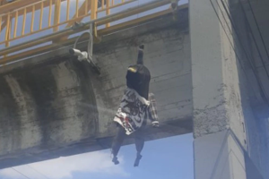 Cartel criminal mexicano colgó en un puente un extraño maniquí con una amenaza (FOTOS)