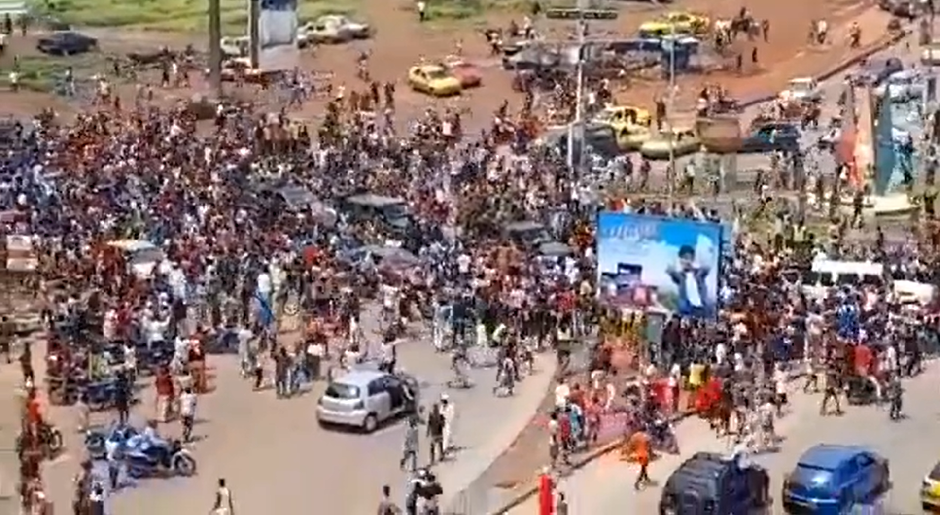 “¡Bravo, Bravo!”: Ciudadanos vitorean en las calles tras el golpe de estado contra el presidente de Guinea (VIDEO)