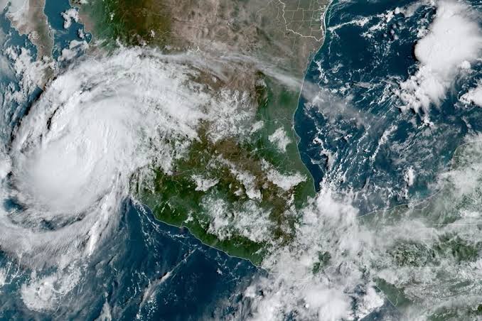 Olaf se degrada a tormenta tropical en el Pacífico mexicano desatando fuertes precipitaciones y oleajes