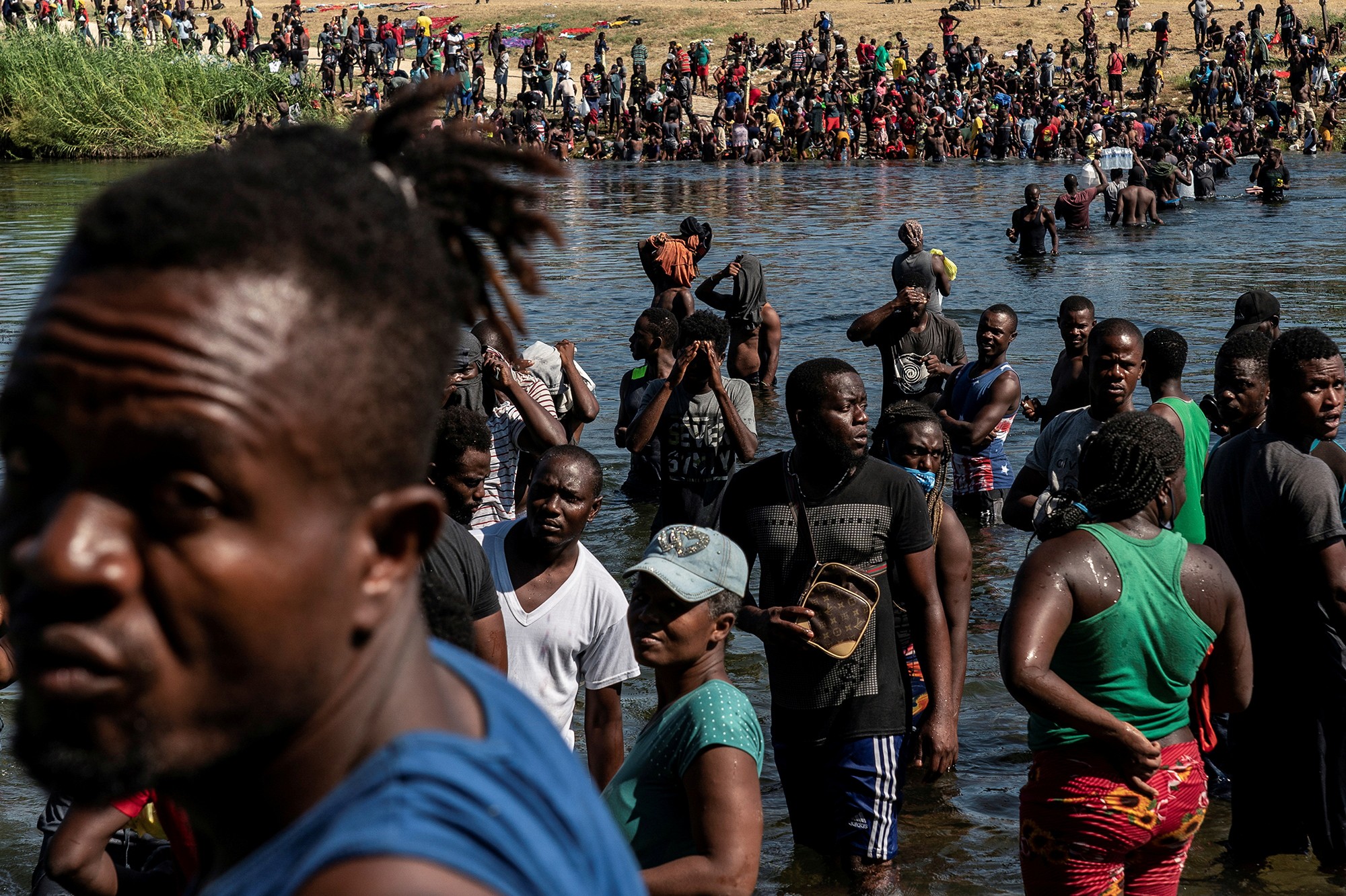 “Si viene ilegalmente, será devuelto”, declaró EEUU tras cruce masivo de migrantes en la frontera