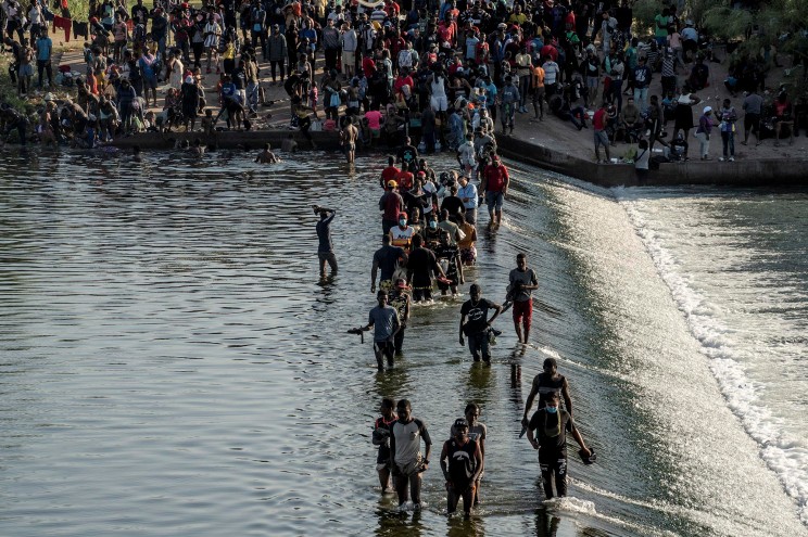 Crisis sin precedentes: Miles de inmigrantes ilegales esperan asilo bajo el puente de Texas