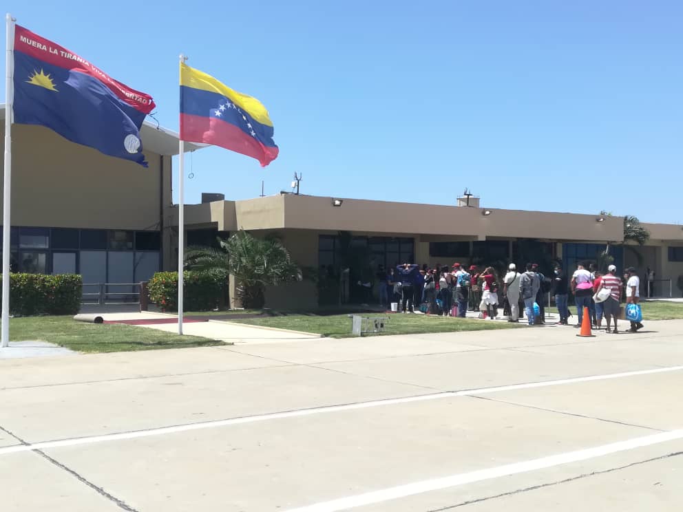 Repatriados en vuelos de Curazao y Aruba denunciaron extorsiones al llegar a Venezuela