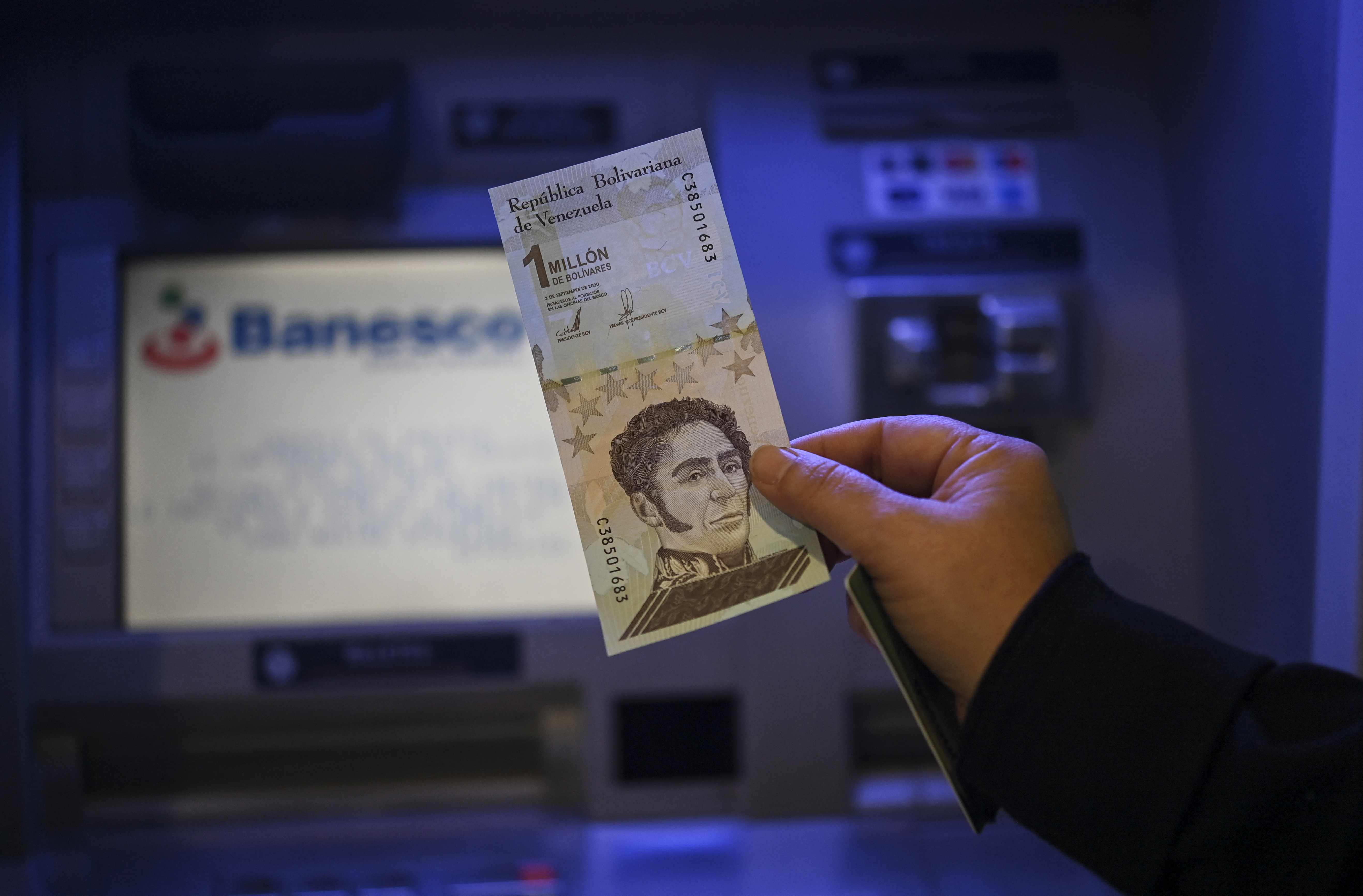 El efectivo en bolívares solo quedó para el pasaje pese a la nueva reconversión, según experto