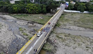 Colombia revisará la estructura del puente Simón Bolívar antes de permitir el paso al transporte de carga (Video)