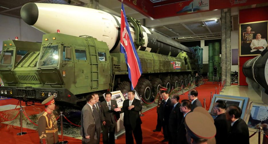 Kim Jong Un lanzó mensaje antibelicista mientras posa ante su mayor misil balístico (FOTOS)
