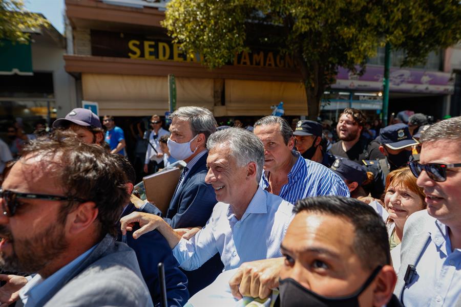 Macri se declara víctima de una “persecución” al ir a comparecer ante el juez