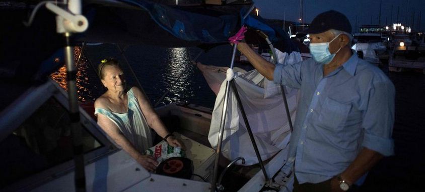 La historia de un matrimonio anciano que se protegió del volcán de La Palma en una lancha