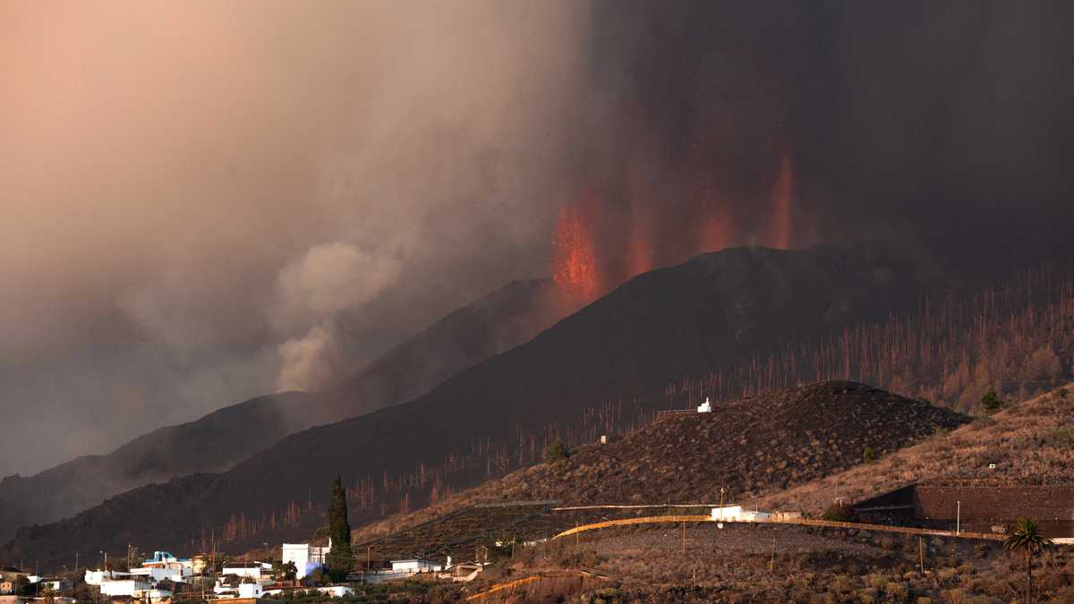 Aeropuerto español de La Palma fue cerrado por cenizas del volcán Cumbre Vieja