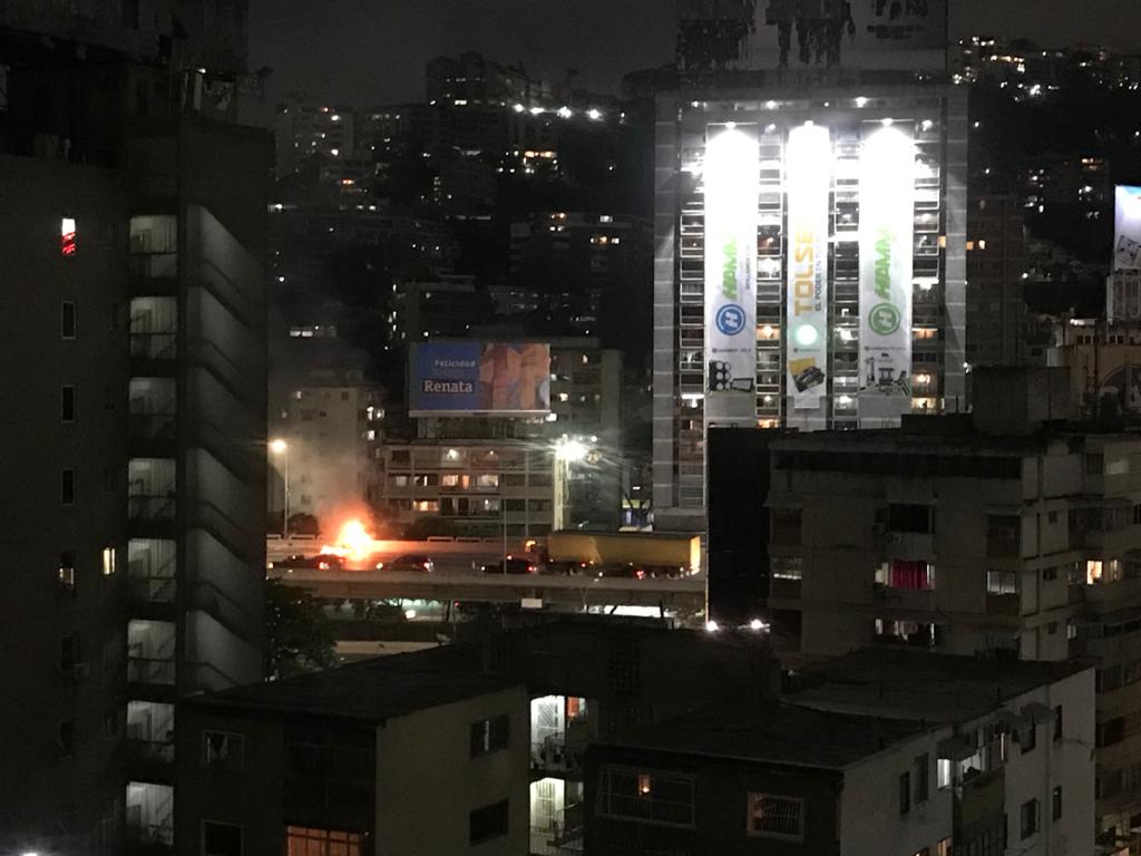 EN IMÁGENES: Camioneta se incendió en la autopista Francisco Fajardo este #11Oct