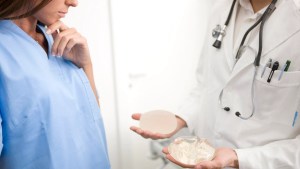 La FDA exigió a médicos que informen los riesgos potenciales de los implantes mamarios