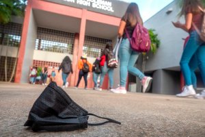 Miami evalúa dejar de exigir el uso de mascarillas en las escuelas