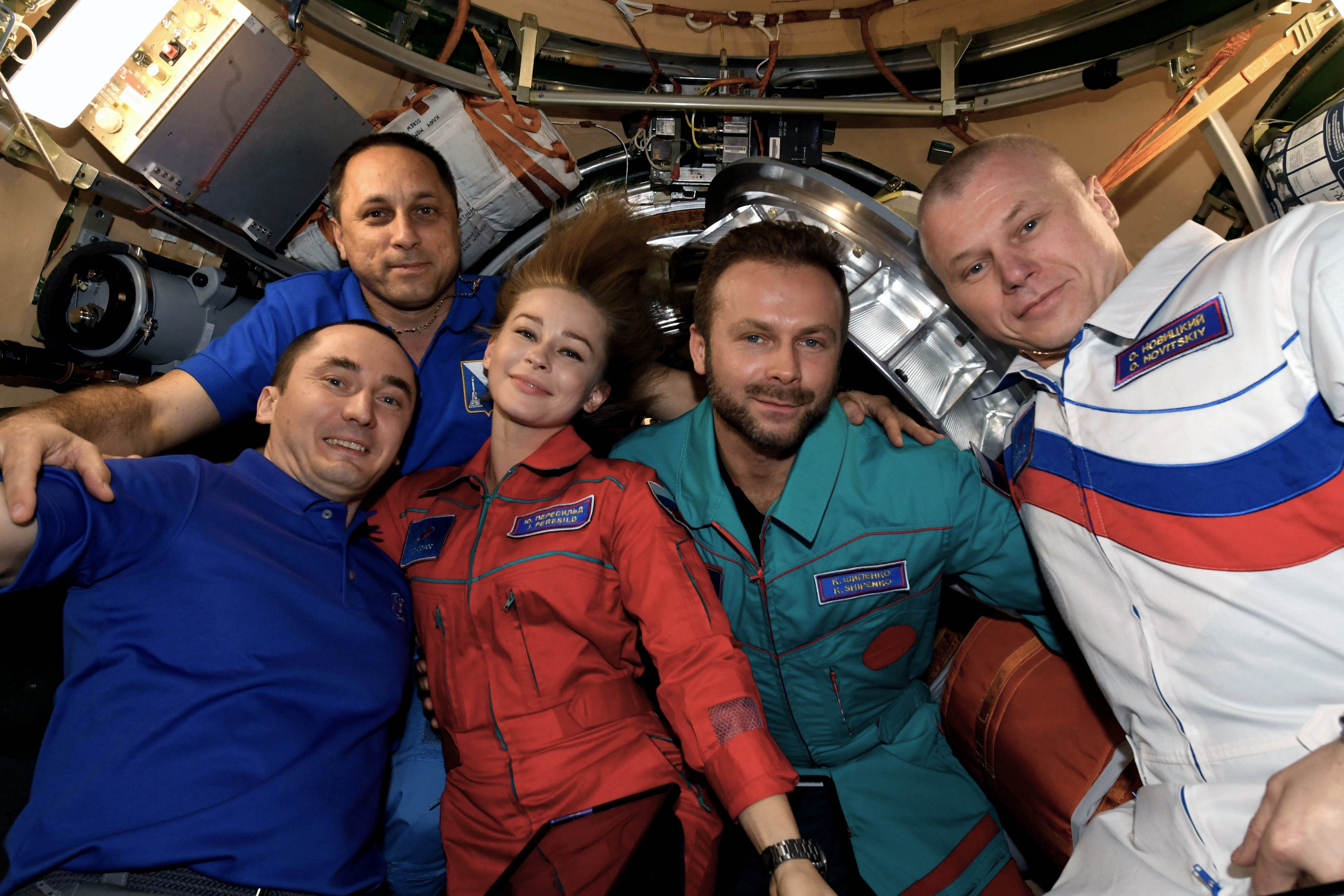 Tras filmar la primera película en el espacio, el equipo de grabación ruso regresó a la Tierra (VIDEO)