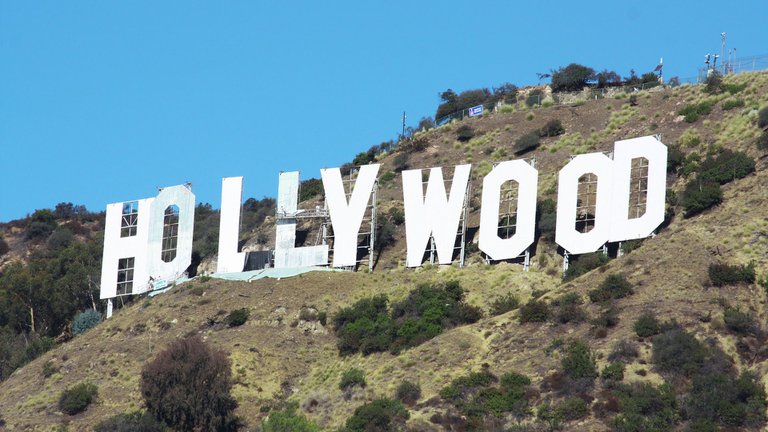 Camarera de Hollywood reveló secretos de las estrellas a las que atendió