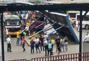 EN FOTOS: Autobús afectado tras colapso de un andén en el terminal de Nuevo Circo