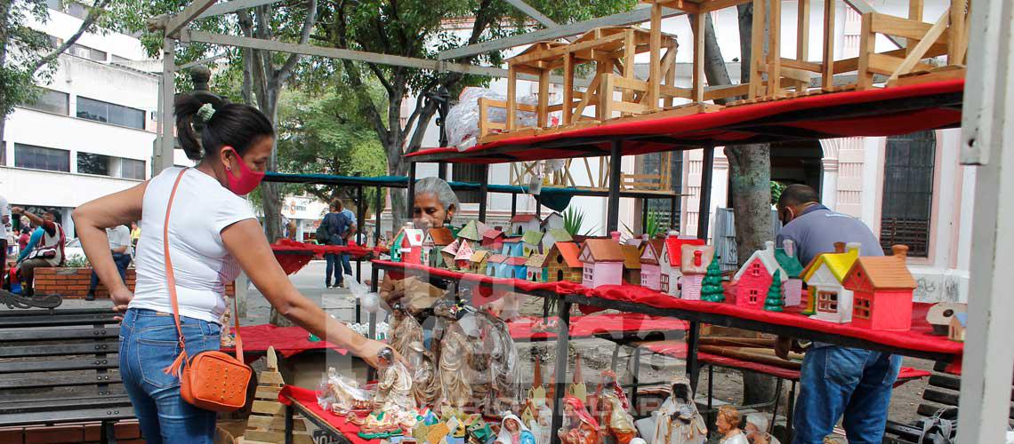 Adornos en yeso y cartón salvan la decoración navideña en Venezuela