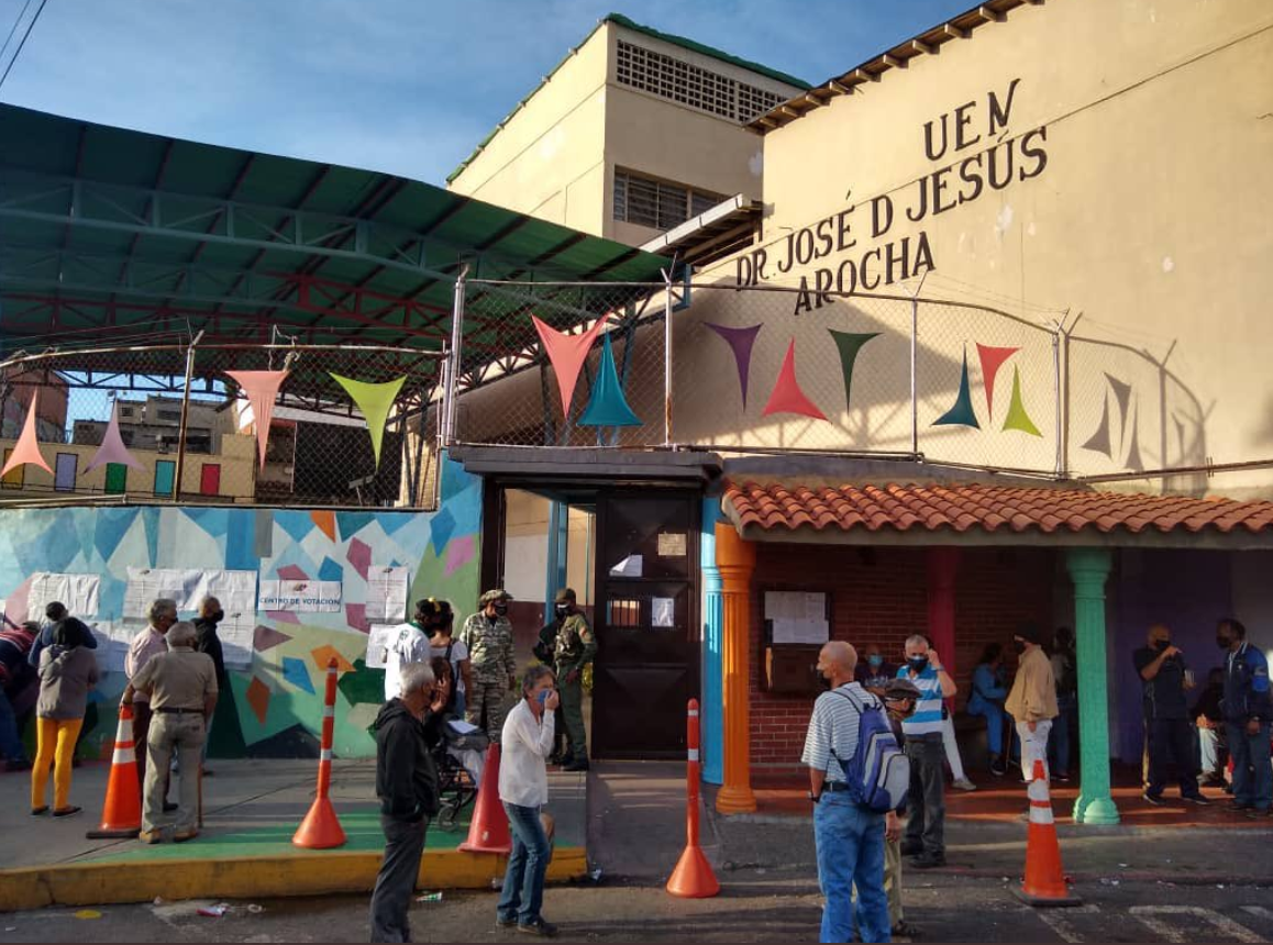Escuela Jesús Arocha en Petare no ha abierto el centro de votación; electores esperando (FOTOS)