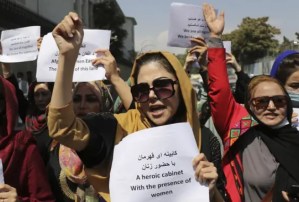 Cronología de la represión de los talibanes a la educación y derechos de las mujeres afganas