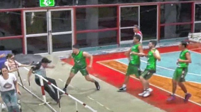 Un basquetbolista agredió BRUTALMENTE a un árbitro durante un partido en Argentina (VIDEO)