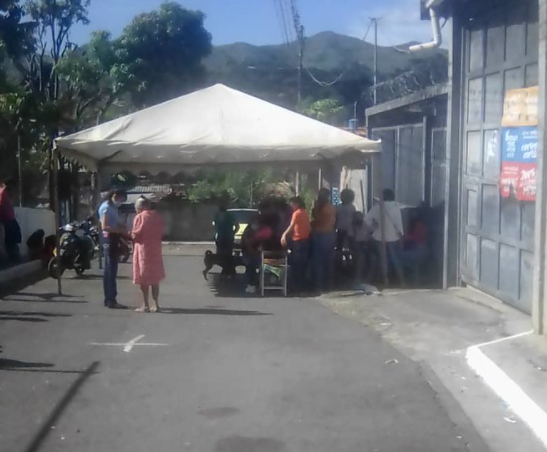 Chavismo instaló un “Punto Rojo” en Ocumare del Tuy a pocos metros de un centro de votación (FOTO)