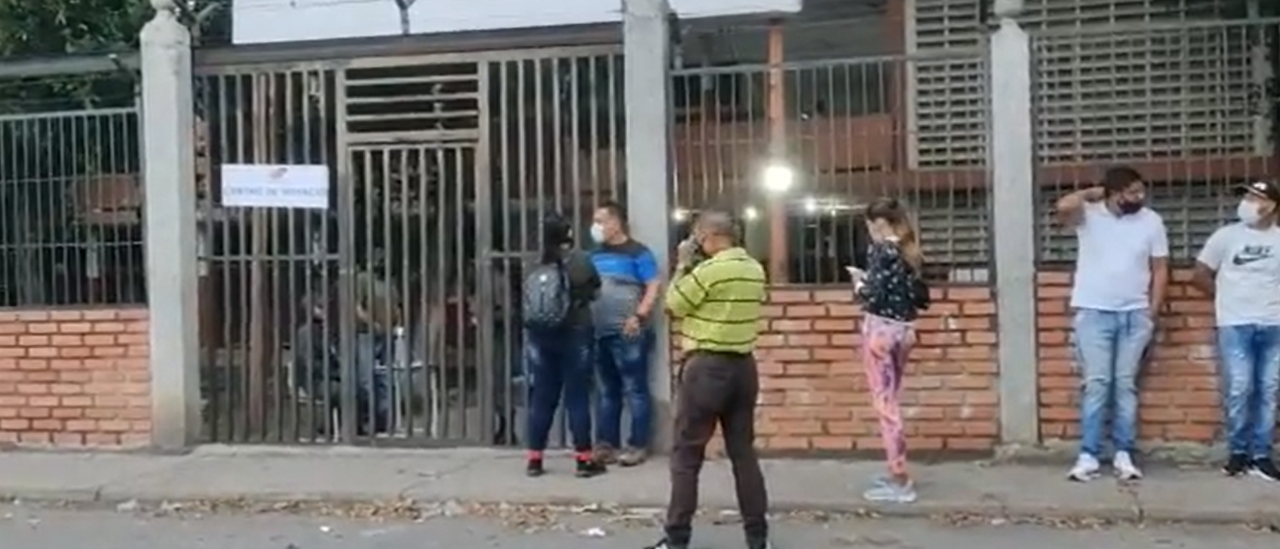 Al menos nueve electores esperan que abra el centro de votación Liceo Manuel Díaz Rodríguez en Táchira