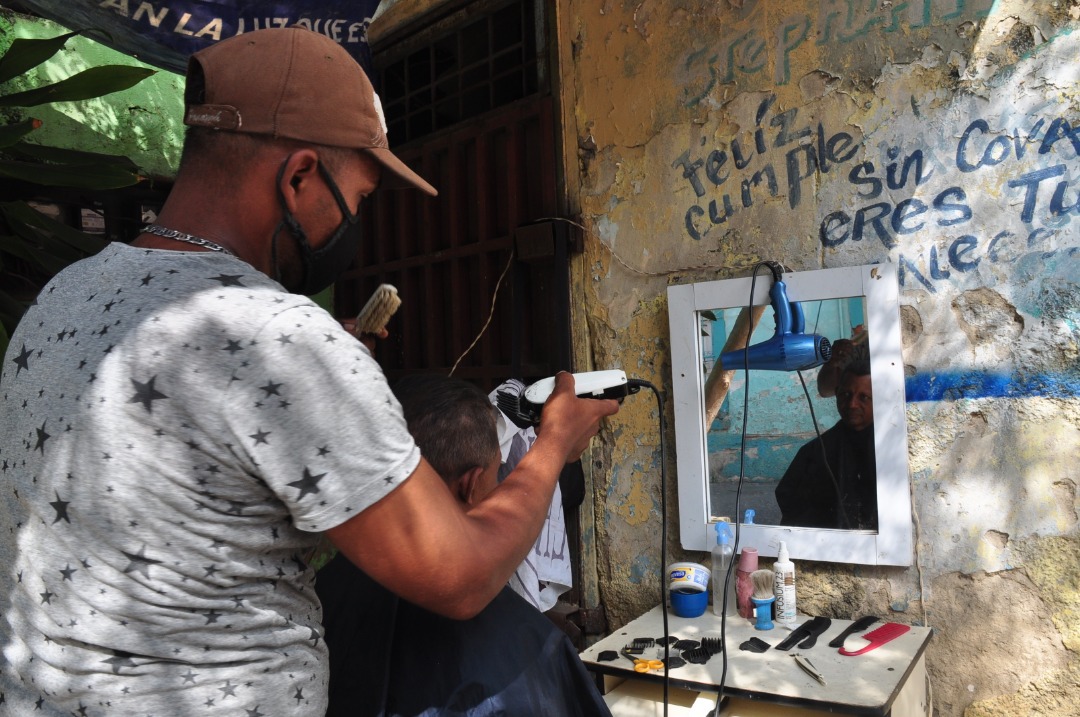 Proliferan las barberías callejeras en La Guaira por la pandemia