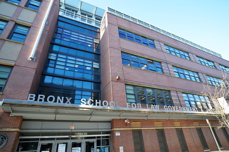 Aberración en El Bronx: Maestro envió fotos de su pene a estudiantes y las agredió sexualmente