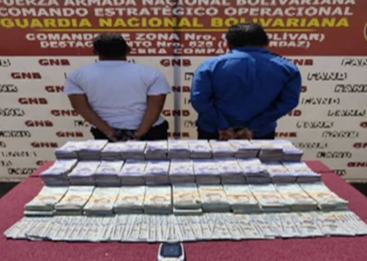 Fueron detenidos en Bolívar por transportar miles de dólares y bolívares en efectivo