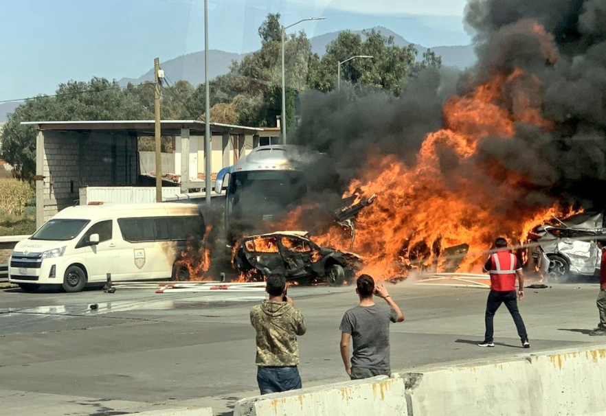 Brutal accidente en autopista de México dejó al menos 19 muertos (Fotos y Video)