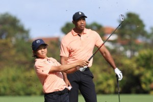 Disfrutando su regreso al golf, Tiger y su hijo arrancan quintos del PNC Championship