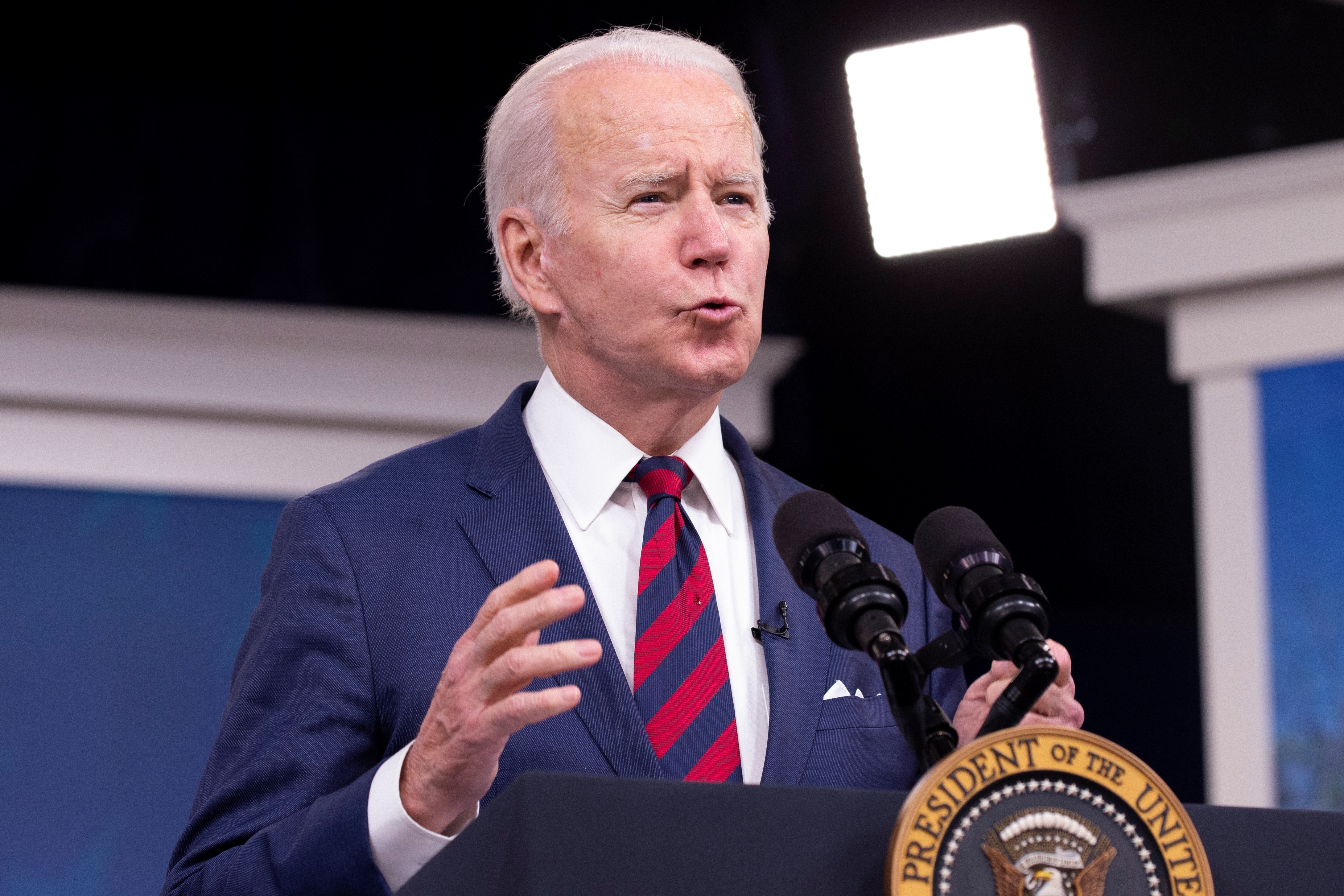 EEUU “responderá con decisión” si Rusia la invade, dijo Biden al presidente de Ucrania