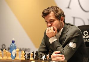 Magnus Carlsen retuvo su corona de campeón mundial de ajedrez
