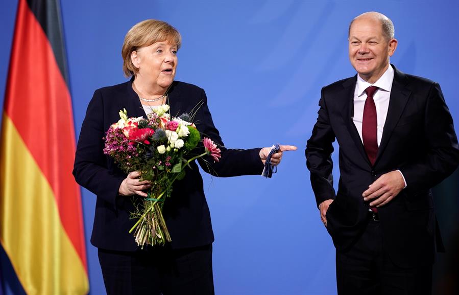Portugal condecoró a Angela Merkel por su “extraordinaria contribución” a la UE
