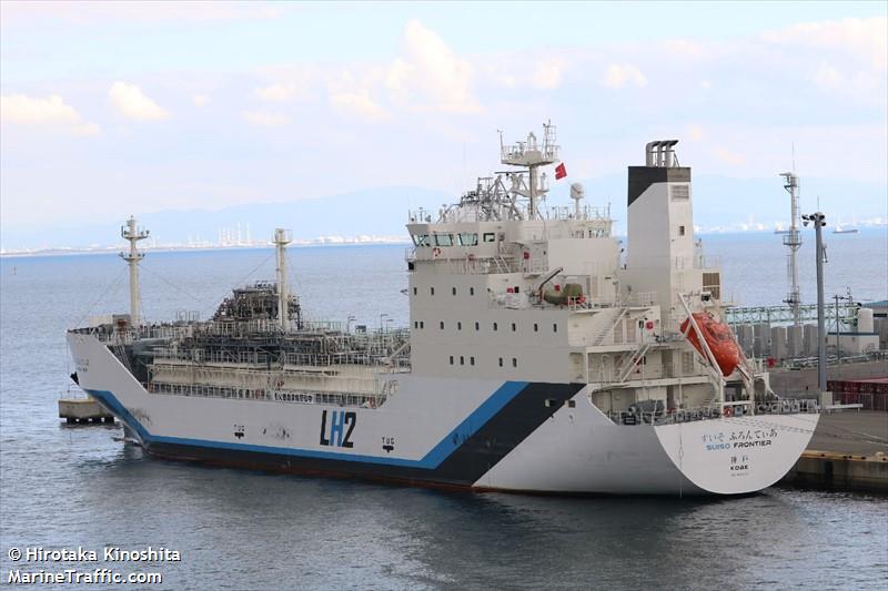 El primer buque transportador de hidrógeno licuado del mundo zarpó para recoger su primera carga