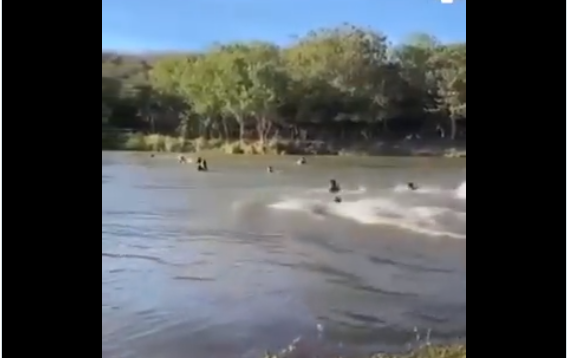 Puente colgante se desplomó y al menos once personas cayeron al río Fuerte en Sinaloa (VIDEO)