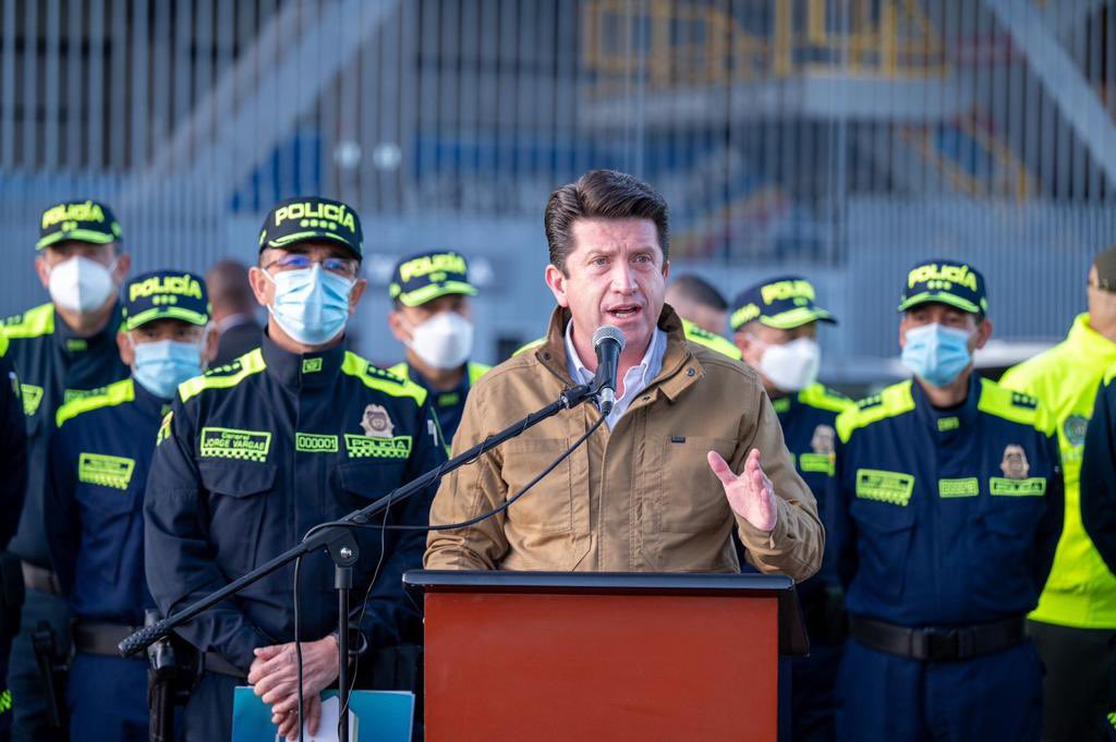 Gobierno de Colombia entregó dotaciones al Ejército y a la Armada para combatir a grupos criminales protegidos por Maduro