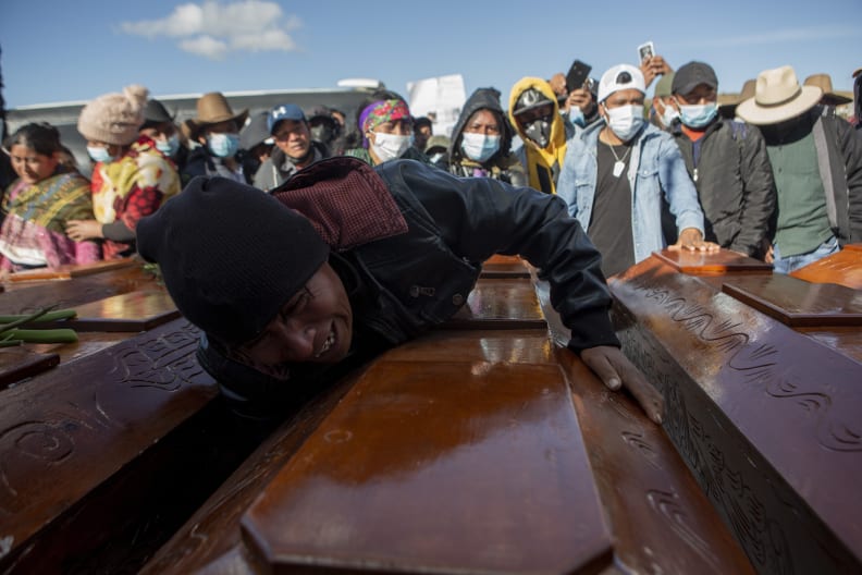 Indígenas bloquean ruta con ataúdes para exigir justicia tras masacre en Guatemala