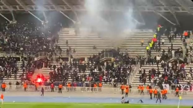 Hinchas invadieron el campo tras “batalla de bengalas” en partido del París FC y Lyon (Video)