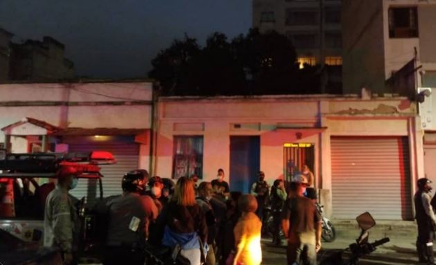 Al menos diez personas fueron desalojadas por incendio en un edificio de Chacao (Videos)