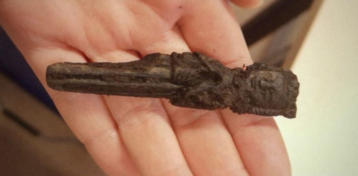 Rareza arqueológica: Hallaron figura medieval con corona y un halcón de caza en Noruega