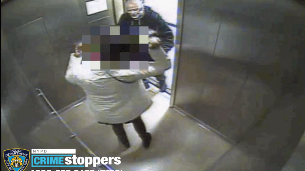 ¡Aberrante! Intentó robar a una mujer y abusó sexualmente de ella dentro de un ascensor en Queens