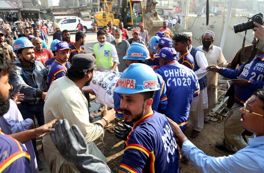 Al menos ocho muertos y varios heridos al derrumbarse un edificio en Pakistán