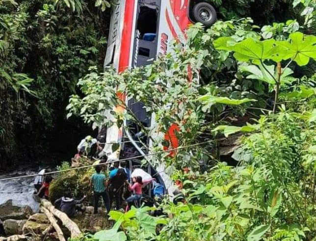 Múltiples muertes tras accidente de autobús en carretera rural de Ecuador