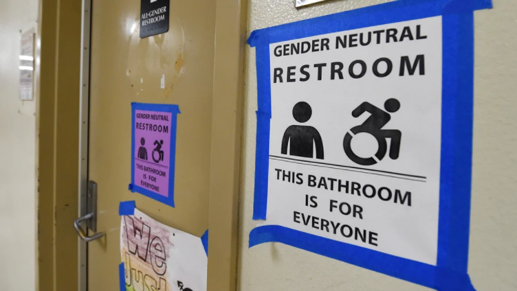 Escuela indemnizará con una millonada a estudiante trans al que no dejó usar el baño de niños