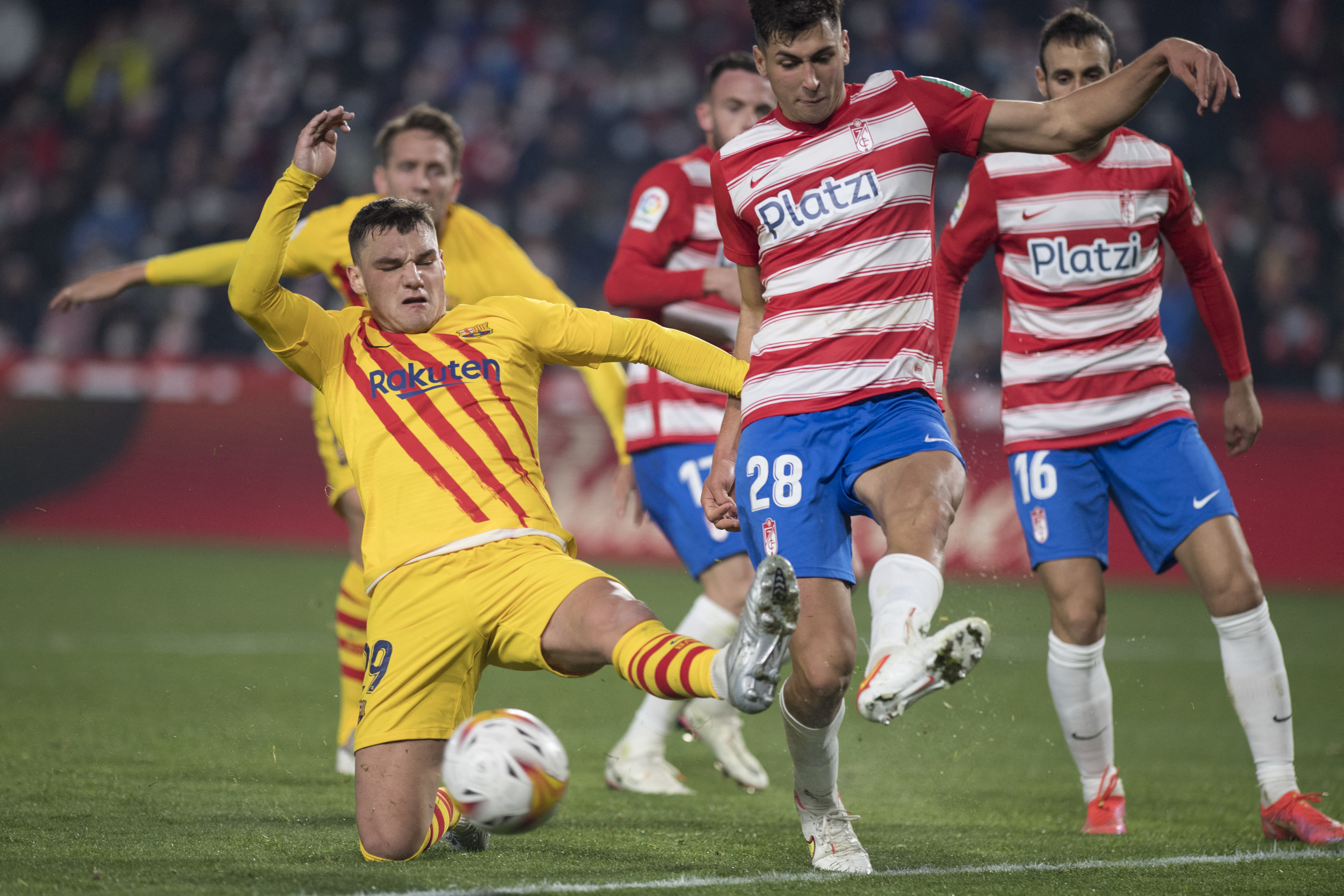 El Barcelona empató en Granada y sigue fuera de la zona Champions