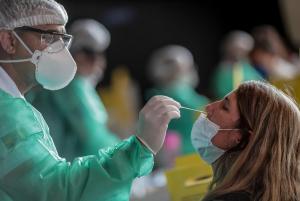 El avance de la variante ómicron vuelve a presionar el sistema hospitalario en Brasil