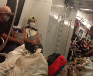 Aguacates y hortalizas: la nueva buhonería en el Metro de Caracas
