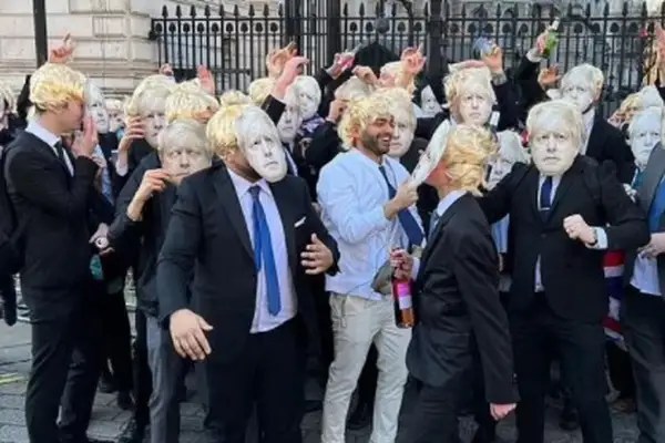 Pelucas rubias y máscaras: concentración masiva de disfrazados de Johnson para una “fiesta” frente a Downing Street