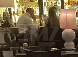 ¡Bye Bye JLo! Pillaron a Alex Rodríguez con una misteriosa mujer en un bar de Londres (FOTO)