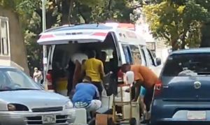 ¡Insólito! Ambulancia recolectó agua de una tubería rota en Caracas (VIDEO)