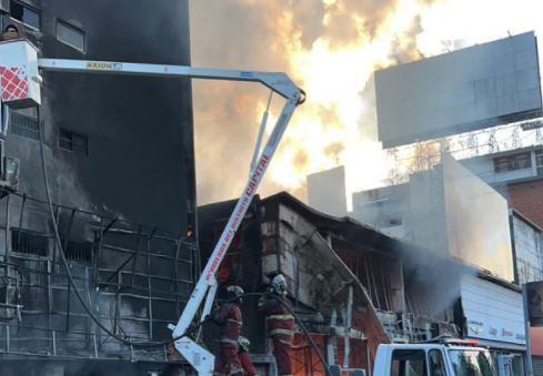 Incendio de gran magnitud en Cine Citta fue “controlado y aislado”, según Remigio Ceballos